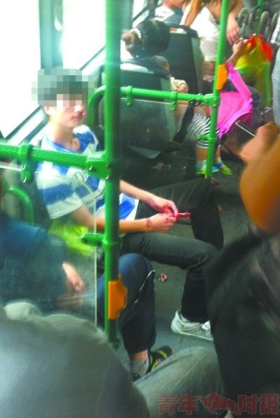 男子未给抱小孩女子让座被连扇5个耳光(图)