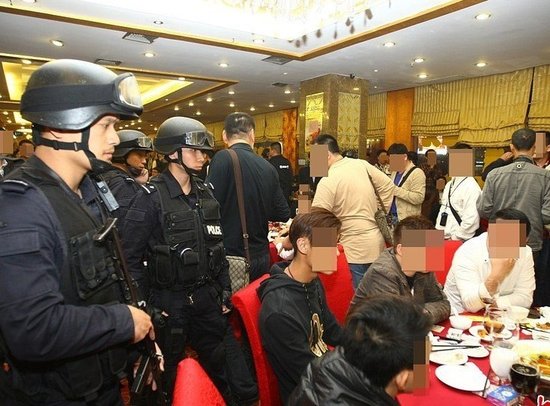 香港最大黑帮成员深圳酒楼聚会 特警带走160人(图)