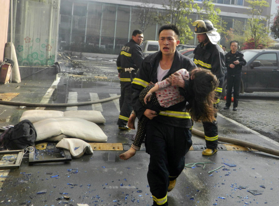 湖北襄阳酒店火灾已致14人死亡47人受伤(组图)