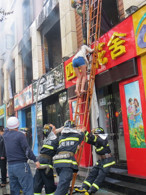 湖北襄阳酒店火灾已致14人死亡47人受伤(组图)