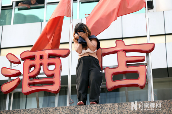 女子为讨薪半裸跳楼2