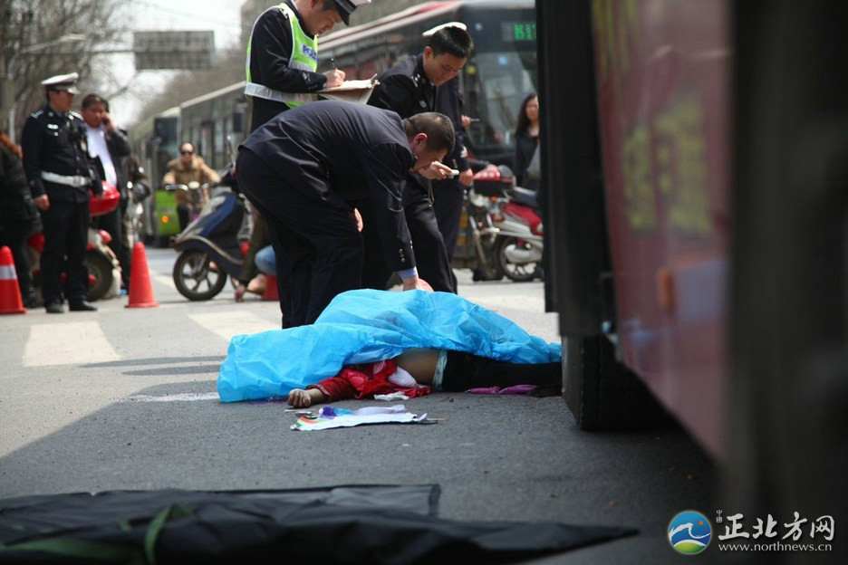 郑州女孩被公交碾死 现场曝光惨不忍睹【组图】