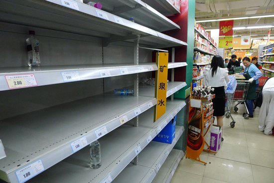 江苏仪征市出现市民争抢饮用水情况,超市被抢购一空