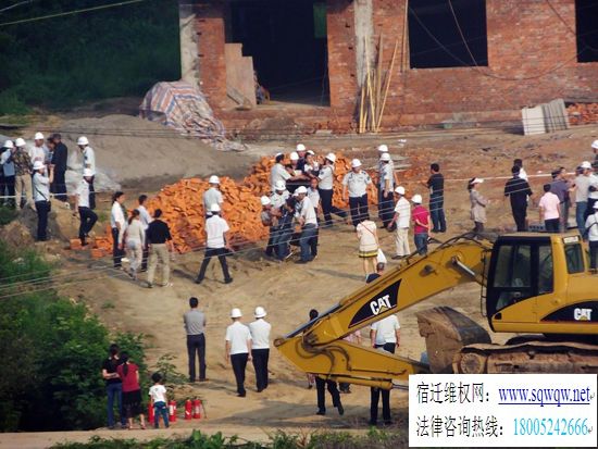 宜昌两男子扛汽油桶坐屋顶抗强拆(组图) - 2
