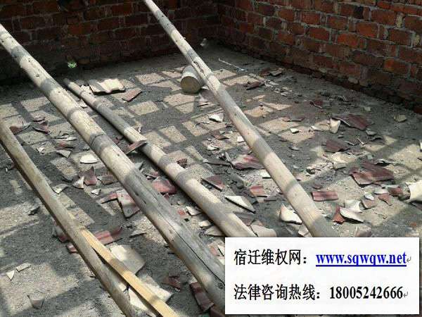 房屋顶层房樑被拆,落到楼面