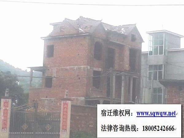 该民房为三层毛坯房,左边一根水泥柱也被砸掉三分之二