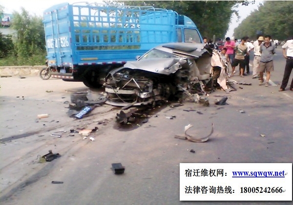 宿迁交通事故:宝马车撞树转一圈又撞货车(图)