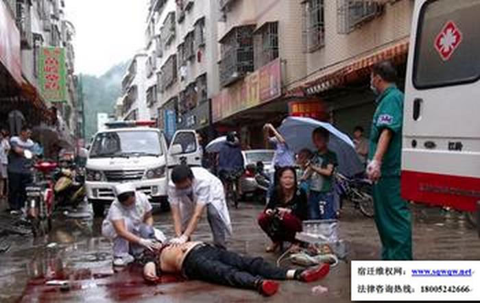 男子因遭殴打持刀寻仇当街杀人