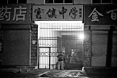 两名男子闯入该校初中女生宿舍