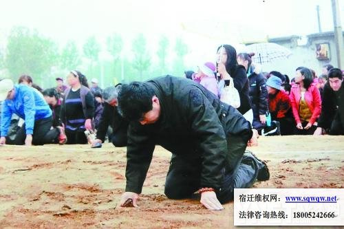 村支书带领村民雨中向钉子户下跪