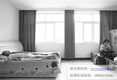 张亚清(右)和张桂营离婚第一天,张亚清一如既往地照顾张桂营