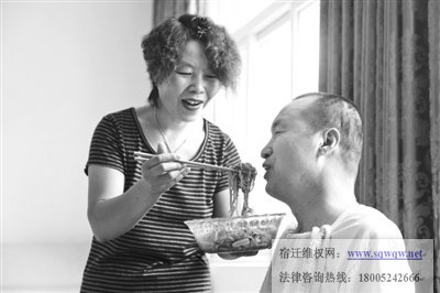 婚姻不再生活没变:女子带瘫痪丈夫嫁人续(图)