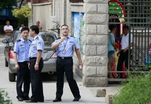 上海美籍教师涉嫌性侵多名儿童 警方在上海涉事法国学校值守