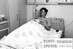 店主刘国峰被踩踏致面部出血住院。