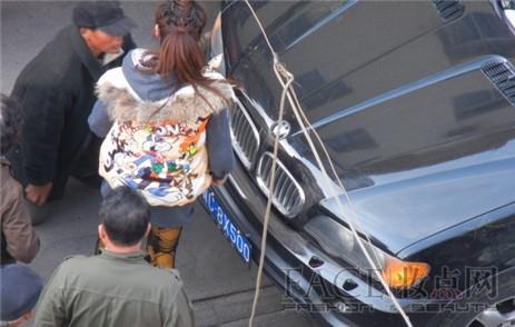 宝马女无理踹人被带上警车 父亲下跪道歉求情