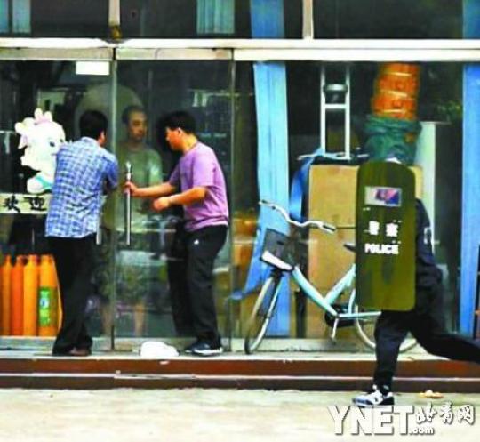 河北遵化副市长空手夺刀解救人质 被歹徒砍伤(图)