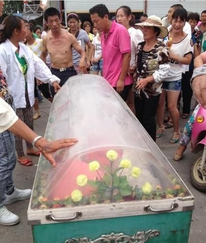 安徽阜阳发生千人抢尸事件现场(组图1)