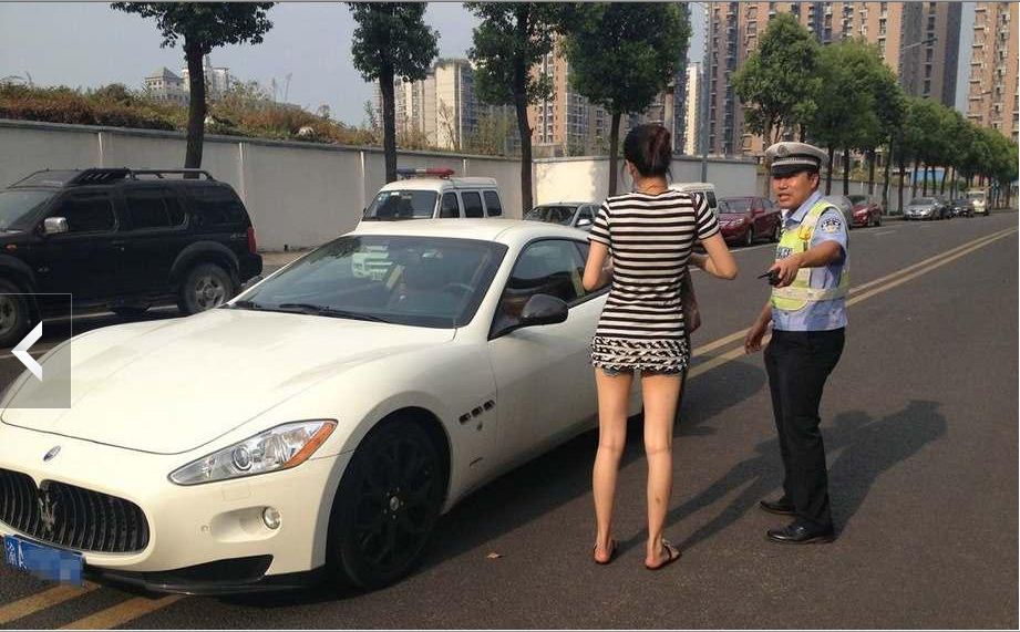 90后驾玛莎拉蒂霸气停车