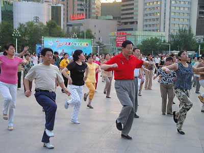 华人大妈跳广场舞被控扰民